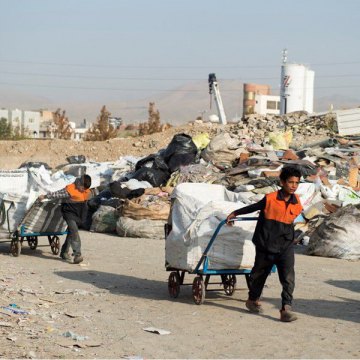 کودکانی زیر بار زباله ها